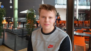 Carl Hellberg efterlyser mera undervisning i samhällskunskap i yrkesskolor. Carl Hellberg studerar el- och automationsteknik vid Prakticum i Helsingfors.