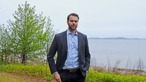 Det är ofta de som har en stor båt som låter bli att betala, säger Tomi Ståhlberg, vd för Suomen saaristokuljetus. Tomi Ståhlberg på Mjölö