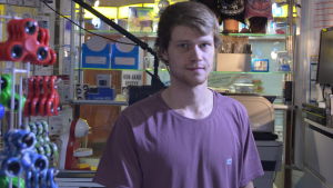 Mikko Kukkurainen, som jobbar i en souvenirbutik på järnvägsstationen, säger att många är intresserade av den finska naturen. Försäljare i souveniraffär i Helsingfors.