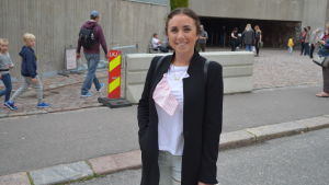 Mexikanska Suzy, som är här på kryssning, trivs i Helsingfors. Mexikansk turist i Helsingfors.
