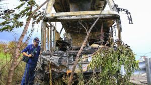 Taiwanesiska utredare kollar bussen efter olyckan.