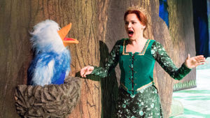 Prinsessan Fiona ( Anna-Maija Tuokko) i tonkamp med kraxig fågel. Foto från Helsingfors stadsteaters uppsättning av musikalen Shrek.