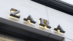 Också klädkedjan Zara prickas för missförhållanden i underleverantörskedjorna. Zaras nya barntröja väcker ilska.