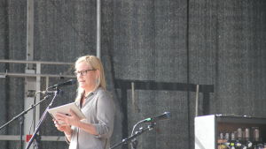 Ingenting är så fint som när kärleken övervinner hatet, sade Eva Biaudet (SFP) i sitt tal. Eva Biaudet på demonstration mot rasism.