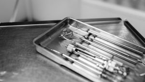Hammaslääkärin työvälineet metallisella alustalla