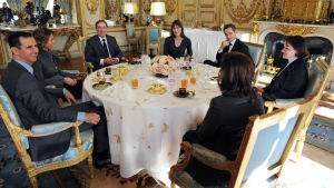 Bashar al-Assad med hustrun Asma, sitter kring ett runt bord tillsammans med Frankrikes president Nicolas Sarkozy och hans hustru Carla Bruni-Sarkozy år 2010. Bashar al-Assad med hustrun Asma, sitter kring ett runt bord tillsammans med Frankrikes president Nicolas Sarkozy och hans hustru Carla Bruni-Sarkozy.