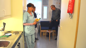 Beatrice Heyman-Andersson, Mikaela Männistö-Sjöblom och Ilkka Pyrrö i kafferummet som också fungerar som personalens omklädningsrum. Kafferummet i kimito hvc