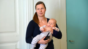 Annika Ek uppskattar församingens klubbar. Annika Ek håller sitt barn i famnen