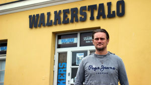 Verksamhetsledare Christian Wentzel på Stationens Barn. Stationens barns verksamhetsledare Christian Wlatz vid Walkers ungdomscafé i centrum av Helsingfors.