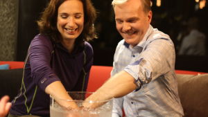 Mia Graeffe och Robert Bergholm uthärdar kyla. Mia graeffe och robert bergholm doppar händerna i en hink med is