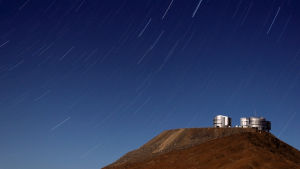 "Star trails" kallar astrofotografer det här, när en lång slutartid får stjärnorna att bilda ljusstreck. ESO:s teleskop (VLT) i Paranal, Chile.