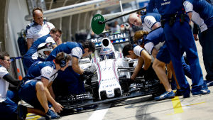 Kommunikationen med serviceteamet blir viktig för Bottas. Valtteri Bottas, Shangai, april 2015.
