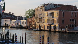 Biennalens tematiska fokus, "Kapitalet", lever gott i kulisserna Palats vid Canal Grande i Venedig