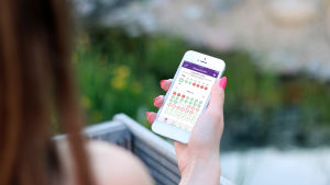 Naturlig familjeplanering är ett paraplybegrepp för olika metoder att räkna menscykel, ägglossning och sannolikhet för graviditet. Bild: Yle. Att använda digitala mobilapplikationer som preventivmedel blir allt vanligare.