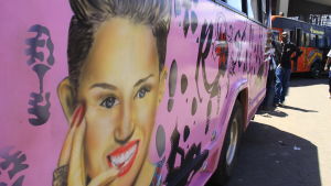Artisten Miley Cirus pryder sidan på flera bussar i Nairobi. buss i nairobi