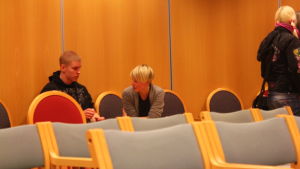 Leif Andersson och Sandra Nyberg deltog i den hetsiga debatten om flyktingar i Pargas. Leif Andersson och Sandra Nyberg diskuterar efter den hätska flyktingdebatten i Pargas.