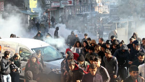 Kurdiska demonstranter och turkisk polis drabbade samman i Diyarbakir. Kurdiska demonstranter och turkisk polis i sammandrabbning i Diyarbakir.