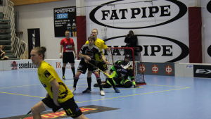 Niclas Meyer (i svart) lurpassar vid målet. Sekunder senare gjorde han 3–0 till Viikingit. Niklas Meyer i svart vid målet.