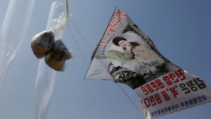 "Starta en proteststorm mot kärnvapendåren Kim Jong-Un" står det på banderollen som skickades upp över Nordkorea med en av propagandaballongerna. "Starta en proteststorm mot kärnvapendåren Kim Jong-Un" står det på banderollen som skickades upp över Nordkorea med en av propagandaballongerna.