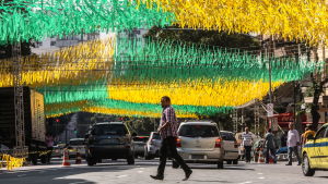 Katunäkymä Riosta, koristeltu Brasilian värein.