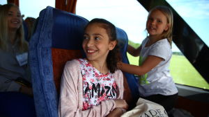 Aisha Kassem och Belia Lemberg i bussen på väg till lägret. MGP 2016