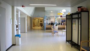 Språkkurser, rekrytering och distansläkare ska garantera finskspråkig service. Hälsovårdscentralen i Jakobstad
