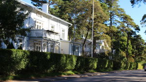 Det finns rekommendationer för trädgårdsskötsel för villaområdet. Appelgrensvägen i Hangö