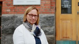 “Nog skulle det vara viktigt att komma till skott med en nationell reform, för den här väntan har varit jättelång”, säger Kristina Stenman, stadsdirektör i Jakobstad. Stadsdirektör Kristina Stenman