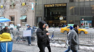 Många Manhattanbor är ointresserade av Donald Trump och är mest bara irriterade över att Trumps närvaro stökar till trafiken på Femte Avenyn i New York. Folk promenerar förbi Trump Tower på Femte Avenyn i New York.