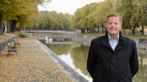 Fastighetsförmedlaren Anders Winter är nöjd med utvecklingen just nu. Fastighetsförmedlaren Anders Winter i ett höstigt Åbo invid Aura å.