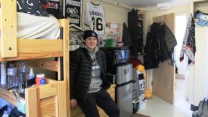 Kasper Björkqvist i rummet som han delar med två andra hockeyspelare. Kasper Björkqvist i sitt rum som han delar med två andra hockeyspelare.