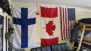 I Kasper Björkqvists rum på campuset finns Finlands, Kanadas och USA:s flaggor, de tre rumskompisarna kommer alla från olika länder. I Kasper Björkqvists rum på campuset finns Finlands, Kanadas och USA:s flaggor på väggen.