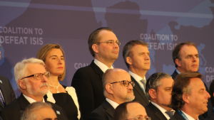 Jussi Niinistö (överst i mitten) på gruppfotot från mötet. Jussi Niinistö på gruppfotot under toppmötet.