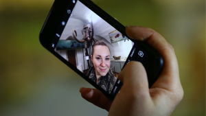 Din telefon registrerar hela tiden information om dig. Kosinski ser den som en livefeed av data över ditt liv. En kvinna tar en selfie på ett museum med en uppstoppad mammut i bakgrunden.