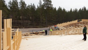Läktaren byggdes speciellt för föreställningen. Scenbygget pågår för fullt i Harparskog.