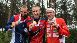 Hela medaljtrion från förra årets VM-långdistans Thierry Gueorgiou (t.v.), Olav Lundanes och Daniel Hubmann representerar finländska föreningar. Thierry Gueorgiou, Olav Lundanes och Daniel Hubmann, VM-långdistansmedaljtrio 2016.