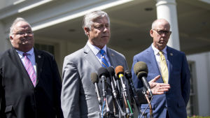 De republikanska kongressledamöterna Fred Upton (i mitten) från Michigan och Billy Long (t.v.) från Missouri uttalade sig för pressen efter att de träffat Donald Trump i Vita huset på onsdagen. De republikanska kongressledamöterna Fred Upton (i mitten) från Michigan och Billy Long (t.v.) från MIssouri håller presskonferens efter att de träffat Donald Trump i Vita huset.