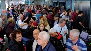 Strandade resenärer på flygplatsen Heathrow i London den 27 maj 2017. Flygbolaget British Airways tvingades ställa in ett stort antal flyg på grund av massiva it-problem.