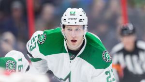 Esa Lindell är en av Dallas fyra finländare. Esa Lindell på isen.