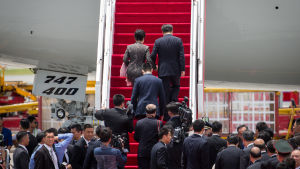 President Xi Jinping och hans hustru Peng Liyuan går ombord på sitt plan efter besöket i Hongkong. President Xi Jinping och hans hustru Peng Liyuan går ombord på sitt plan efter besöket i Hongkong. 1.7.2017