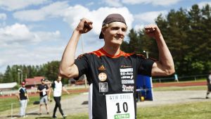 Oliver Helander spräckte 80-metersgränsen för ett par veckor sedan. Oliver Helander jublar efter spjutkarnevalen 2017.