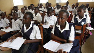 Barn behandlas fortfarande allmänt som passiva mottagare av vuxnas beslut, trots att barnens rätt att delta är en av grundprinciperna i FN:s barnkonvention, skriver organisationerna i rapporten. Skolflickor i Liberia.