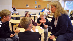Anna Savonius är Hoplaxskolans mentor och hjälper här med att utveckla killarnas nyhetsidé om nya dataspel. Nyhetsmentorn Anna Savonius ger råd åt eleverna.