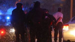 Den misstänkta gärningsmannen leds bort av polis. En misstänkt man från skottdrama vid abortklinik i Colorado Springs leds bort av polis.