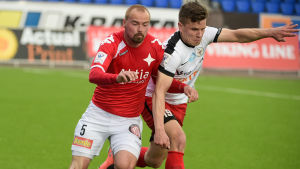 Aleksi Ristola (till höger) kämpar om bollen med HIFK:s Jukka Sinisalo under lagens ligamatch tidigare i år. Nu byter också Ristola till den röda tröjan. Aleksi Ristola (till höger) kämpar om bollen mot HIFK:s Jukka Sinisalo under lagens ligamatch tidigare i år. Nu byter också Ristola till den röda tröjan.