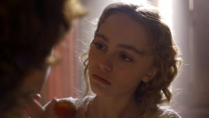 Isadora Duncan (Lily-Rose Depp) är ung, vacker och väldigt förförisk. Isadora Duncan (Lily-Rose Depp) i närbild.