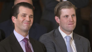 Trumps söner Donald Trump Jr. (till vänster) och Eric har formellt tagit över ansvaret för faderns företag. Donald Trumps söner Donald Trump Jr. (til vänster) och Eric.