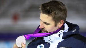 Antti Ruuskanen fick sitt OS-silver i Lahtis i februari. Den ursprungligen silvermedaljören Oleksandr Pjatnytsja åkte fast för dopning. Antti Ruuskanen fick sitt OS-silver i Lahtis i februari. Den ursprungligen silvermedaljören Oleksandr Pjatnytsja åkte fast för dopning.