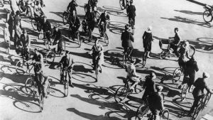 Cykling finns inte med i kanon trots att danskarna älskar att cykla och tyska medier redan 1930 rapporterade att cykeln var fortskaffningsmedel nummer ett i Köpenhamn. Tiotals cyklister trängs i en korsning i Köpenhamn på 30-talet.