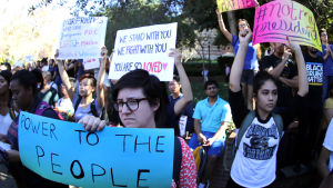 Inte min president! Hundratals unga samlades vid University of California i Los Angeles för att protestera mot Donald Trump för andra dagen i rad. Inte min president! Hundratals unga samlades vid University of California i Los Angeles för att protestera mot Donald Trump för andra dagen i följd